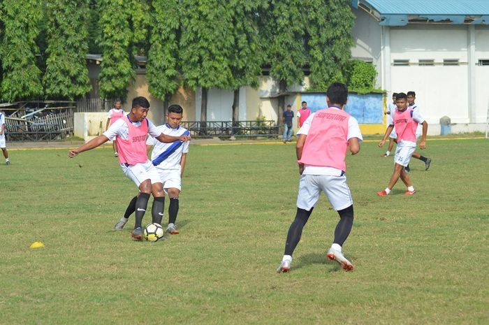 PSIS Semarang saat berlatih di Lapangan Terang Bangsa.