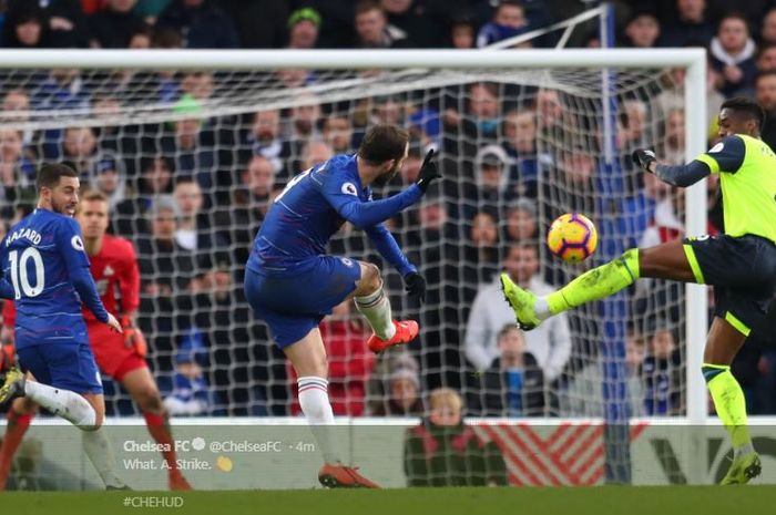 Penyerang Chelsea, Gonzalo Higuain, menendang bola dalam laga pekan ke-25 Liga Inggris versus Huddersfield Town di Stadion Stamford Bridge, 2 Februari 2019.