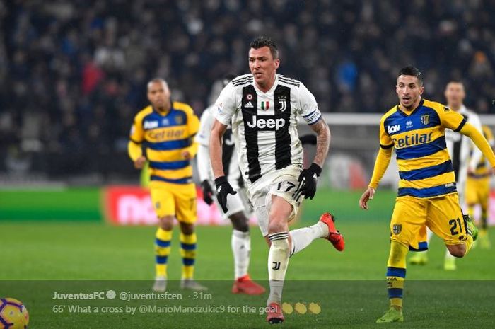 Penyerang Juventus, Mario Mandzukic, menggiring bola dalam laga pekan ke-22 Liga Italia melawan Parma di Stadion Allianz Turin, 2 Februari 2019.