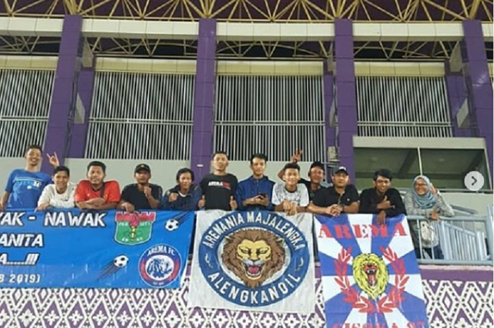 Puluhan pendukung Arema FC berada di Stadion Benteng Taruna, Tangerang, Sabtu (2/2/2019). 