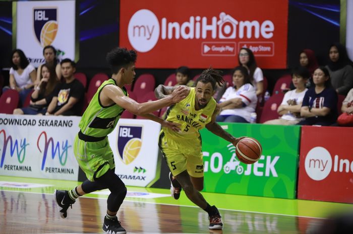 Pebasket asing HangTuah, Gary Jacobs Jr, berupaya melewati penjagaan pemain Pacific Caesar Surabaya pada laga seri ke-6 IBL Pertamax 2018-2019 di GOR Pacific, Surabaya, Jawa Timur, Minggu (3/2/2019).