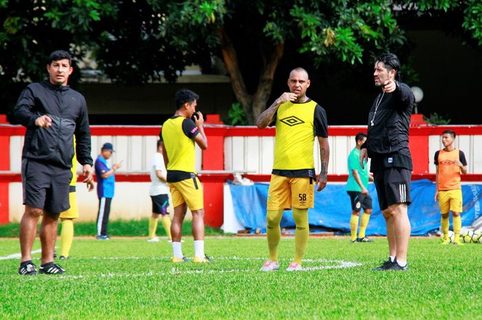 Eks pemain timnas Meksiko, Edgar Pacheco (rompi kuning) saat menjalani trial bersama Bhayangkara FC di Stadion PTIK, Jakarta Selatan, Senin (4/2/2019).