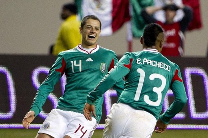 Bintang timnas Meksiko Javier Hernandez alias Chicarito merayakan gol yang dicetak Edgar Pacheco ke gawang timnas Bosnia pada laga persahabatan, 10 Februari 2011. 