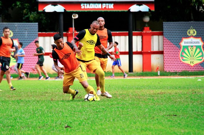 Eks pemain timnas Meksiko, Edgar Pacheco (rompi kuning) saat menjalani trial bersama Bhayangkara FC di Stadion PTIK, Jakarta Selatan, Senin (4/2/2019).