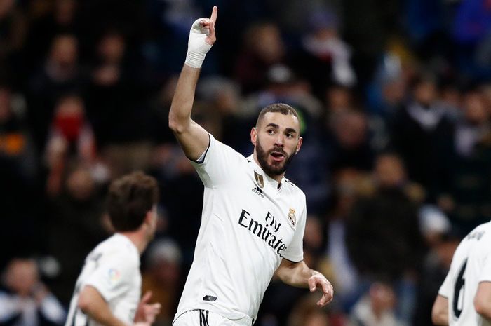 Penyerang Real Madrid, Karim Benzema, merayakan gol dalam laga pekan ke-22 Liga Spanyol kontra Deportivo Alaves di Stadion Santiago Bernabeu, 3 Februari 2019