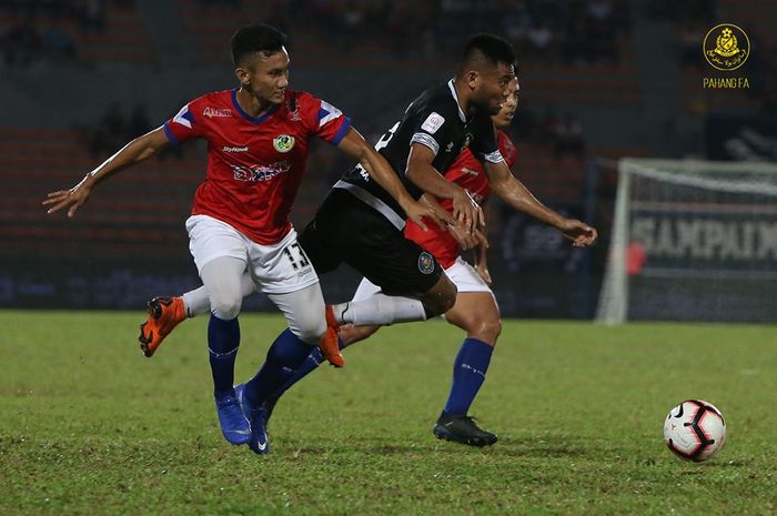 Winger Pahang FA asal Indonesia, Saddil Ramdani di antara dua pemain Kuala Lumpur FA pada laga pekan pertama Liga Super Malaysia 2019 di Stadion Cheras, 1 Februari 2019. 