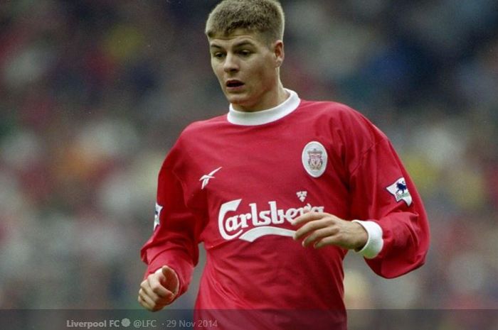 Legenda Liverpool, Steven Gerrard, mencetak gol pertamanya untuk The Reds pada laga Liga Inggris melawan Sheffield Wednesday, 5 Desember 1999.