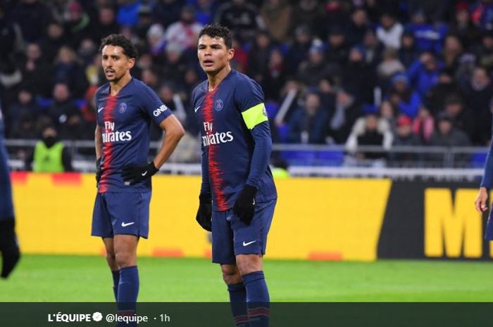 Bek Paris Saint-Germain (PSG), Thiago Silva (tengah).