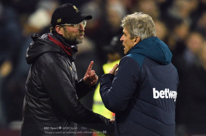 Juergen Klopp (kiri) dan Manuel Pellegrini berbicara dalam partai Liga Inggris West Ham United vs Liverpool, 4 Februari 2019.