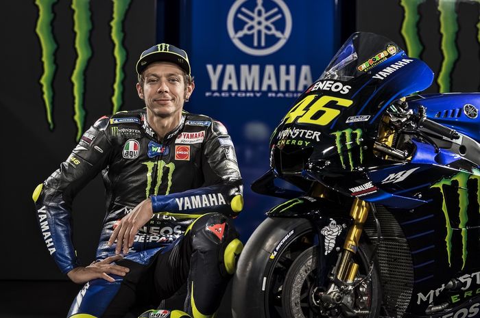 Pebalap Monster Energy Yamaha MotoGP, Valentino Rossi, berpose dengan motor barunya untuk MotoGP 2019.