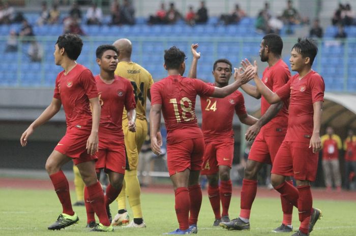 Skuat timnas U-22 Indonesia merayakan gol yang dicetak Andi Setyo pada laga kontra Bhayangkara FC di Stadion Patriot Chandrabhaga, Bekasi, Rabu (6/2/2019).