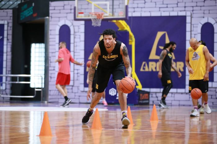 Salah satu pemain CLS Knights Surabaya melakukan sesi latihan jelang pertemuan dengan Mono Vampire Thailand.