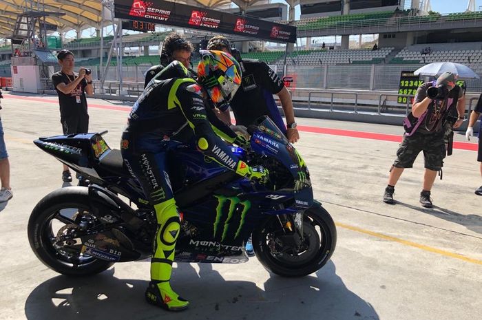 Valentino Rossi tampil dengan Helm Baru saat  melaju di tes pramusim MotoGP 2019 yang digelar di Sirkuit Sepang, Malaysia, Rabu (6/2/2019).