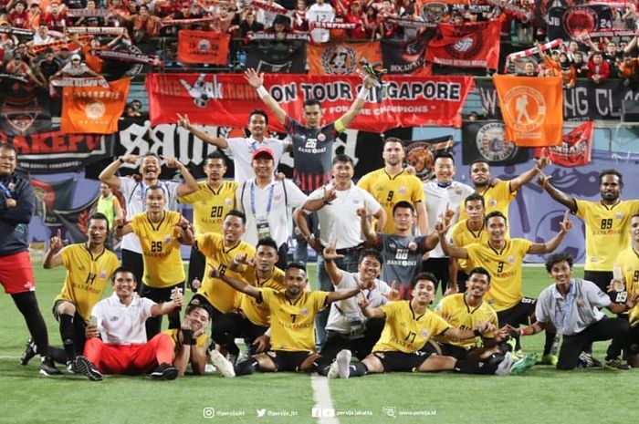 Skuat Persija Jakarta merayakan kemenangan atas Home United di Stadion Jalan Besar, Kallang, Singapura, Selasa (5/2/2019).