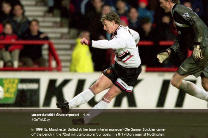 Penyerang Manchester United, Ole Gunnar Solskjaer, menendang bola dalam pertandingan  lanjutan kompetisi Liga Inggris melawan Nottingham Forest di Stadion City Ground, 6 Februari 1999.