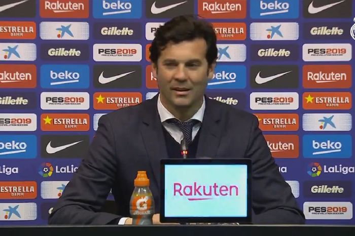 Pelatih Real Madrid, Santiago Solari, dalam sesi wawancara seusai laga leg pertama semifinal Copa del Rey versus FC Barcelona di Stadion Camp Nou, Barcelona, Spanyol, 6 Februari 2019.