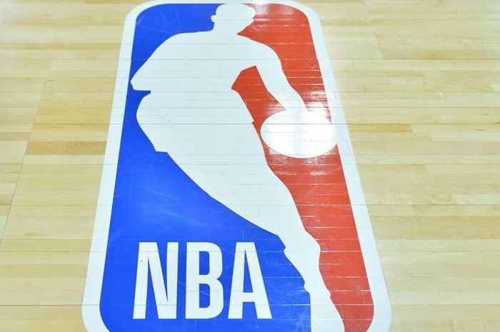 Logo NBA di atas lapangan pertandingan.