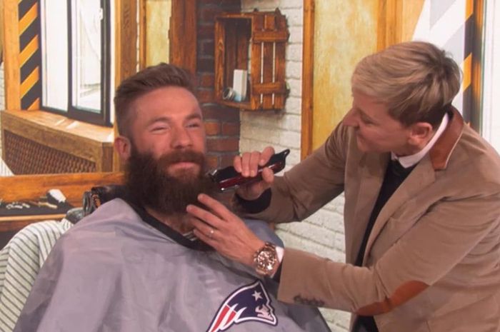 Momen saat janggut milik pemain New England Patriots, Julian Edelman, dicukur oleh Ellen DeGeneres dalam acaranya.