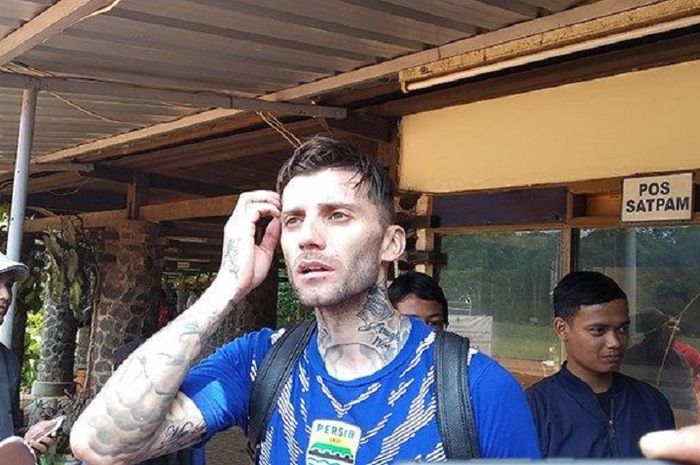 Bek Persib Bojan Malisic tampil dengan wajah tanpa berewok setelah berlatih di Lapangan Saraga ITB, Bandung, Jumat (8/2/2019). 