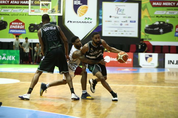 Pemain asing Pelita Jaya Jakarta, Carlton Hurst, saat membela timnya melawan Satya Wacana Salatiga dalam lanjutan seri reguler IBL Pertamax 2018-2019 di GOR Bima Sakti, Malang, Jawa Timur, Sabtu (9/2/2019).