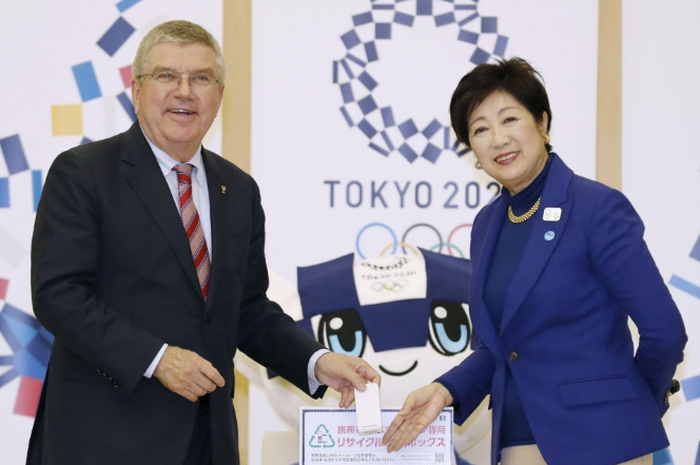 Ketua Komite Olimpiade Intenasional, Thomas Bach (kiri) dan Gubernur Tokyo, Yuriko Koike (kanan) saat pengumpulan sampah ponsel di Kantor Pemerintahan Tokyo (25/11/2018).