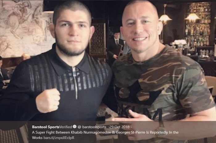 Khabib Nurmagomedov (kiri) berfoto bersama Georges St-Pierre (kanan).