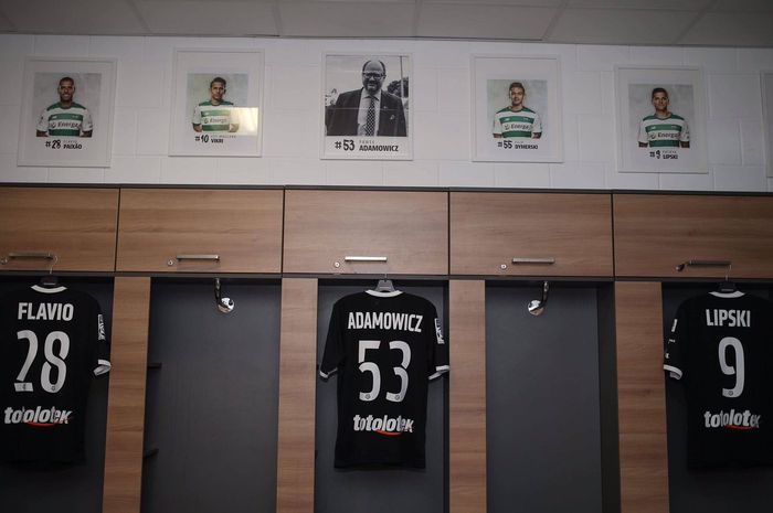 Jersey Lechia Gdansk untuk mengenang walikota Gdansk, Pawel Adamowicz yang dipakai saat melawan Pogon Szczecin dalam lanjutan Liga Polandia pekan ke-21 di Stadion Energa Gdansk, Sabtu (9/2/2019).