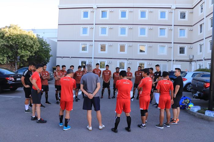 Skuat Persija Jakarta melakukan pemanasan di parkiran hotel Ibis di Hunter Street, Newcastle, New South Walles, Australia, Minggu (10/2/2019).