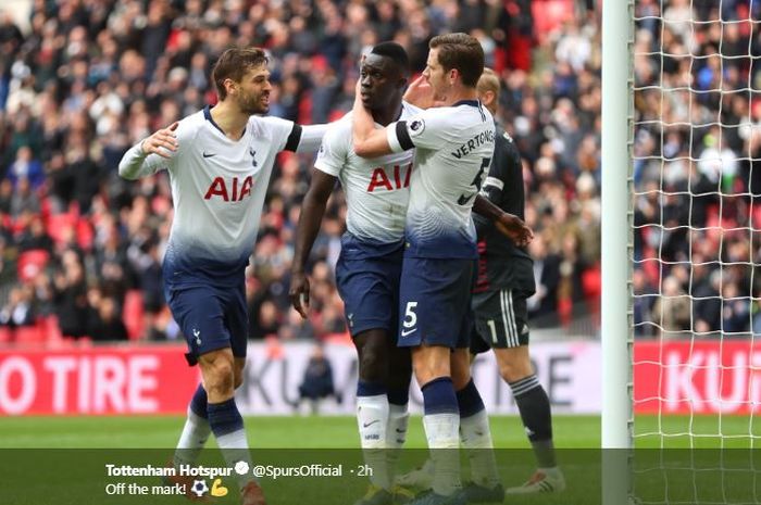 Trio pemain Tottenham Hotspur, Fernando Llorente (kiri, Davinson Sanchez (tengah), dan Jan Vertonghen (kanan), merayakan gol dalam laga pekan ke-26 Liga Inggris melawan Leicester City di Stadion Wembley, London, 10 Februari 2019. 