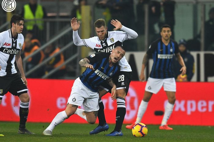 Gelandang Inter Milan, Radja Nainggolan, beraksi dalam laga pekan ke-23 Liga Italia  melawan Parma di Stadion Ennio Tardini, Parma, 9 Februari 2019.