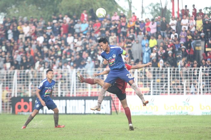 Hari Nur Yulianto (22) saat berhadapan dengan Persibat Batang.