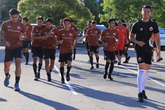 Skuat Persija Jakarta melakukan pemanasan di parkiran hotel Ibis di Hunter Street, Newcastle, New South Walles, Australia, Minggu (10/2/2019).