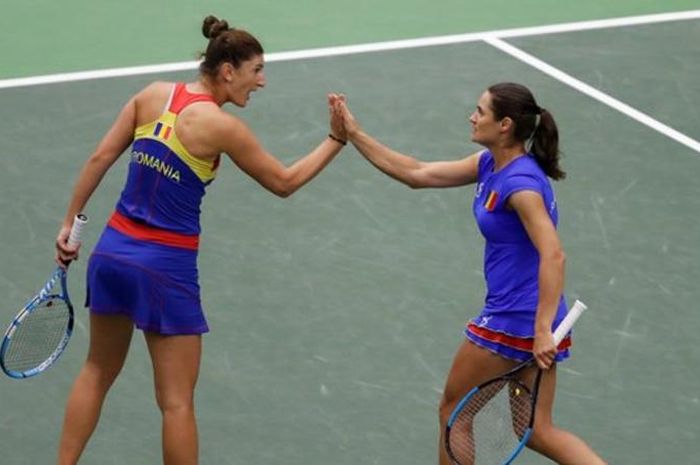 Pasangan ganda putri Rumania, Irina-Camelia Begu (kiri)/Monica Niculescu, melakukan selebrasi saat bertanding pada partai kelima kontra Republik Ceska pada ajang Fed Cup 2019.