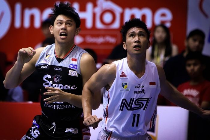 Pemain Stapac Jakarta, Oki Wira Sanjaya (kiri), saat beradu badan dengan pemain NSH Jakarta, Andre Rorimpadey (kanan), dalam laga lanjutan IBL Pertamax 2018/19 di Malang.