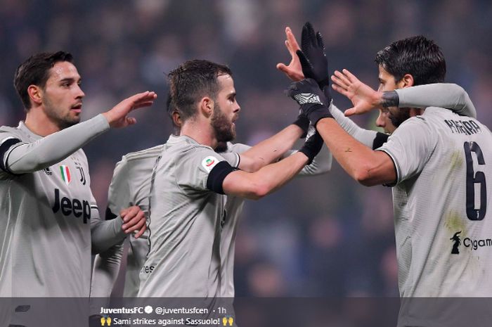 Para pemain Juventus merayakan gol yang dicetak Sami Khedira dalam pertandingan melawan Sassuolo di Stadion Citta del Tricolore pada pekan ke-23 Liga Italia, Minggu (10/2/2019).