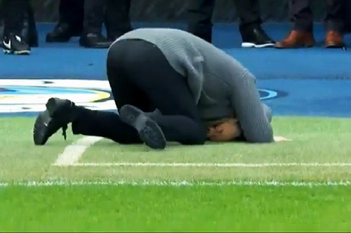 Pelatih Manchester City, Pep Guardiola, bersujud di tengah pertandingan melawan Chelsea pada pekan ke-26 Liga Inggris 2018-2019 di Stadion Etihad, Minggu (10/2/2019).