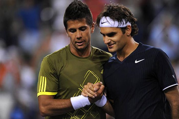 Petenis asal Spanyol, Fernando Verdasco (kiri) saat bersama petenis asal Swiss, Roger Federer (kanan).