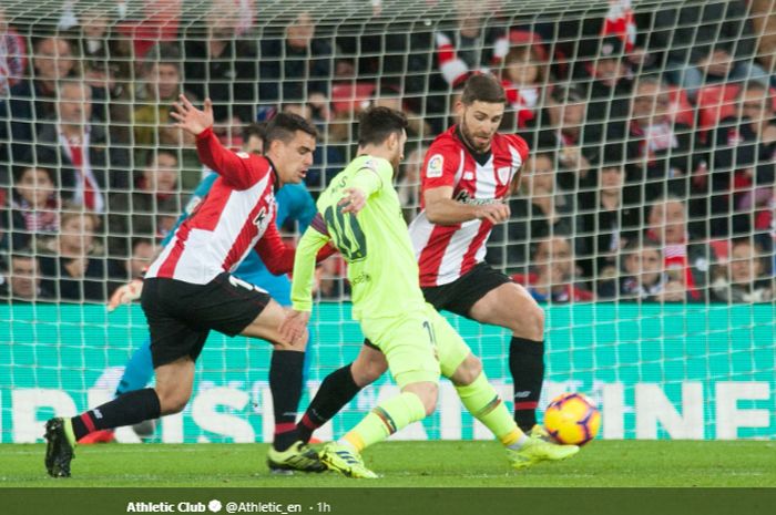 Pemain Barcelona, Lionel Messi (tengah), mendapat pengawalan oleh pemain Athletic Bilbao saat kedua tim bertanding pada pekan ke-23 Liga Spanyol 2018-2019 di Stadion San Mames, Senin (11/2/2019).