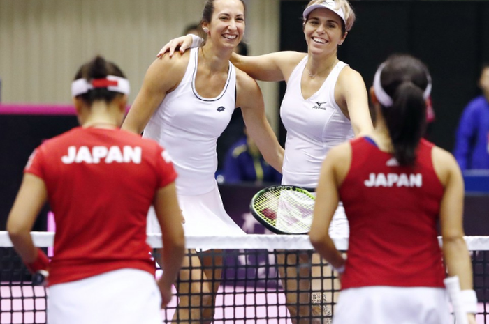 Gorgina Garcia-Perez (kiri) bersama Maria Jose Martinez Sanchez (kanan) saat mengalahkan Miyu Kato/Makoto Ninomiya (Jepang) di play-off Group I Fed Cup.