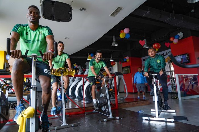 Manuchehr Dzalilov, Otavio Dutra dan Amido Balde melakukan sesi latihan khusus.