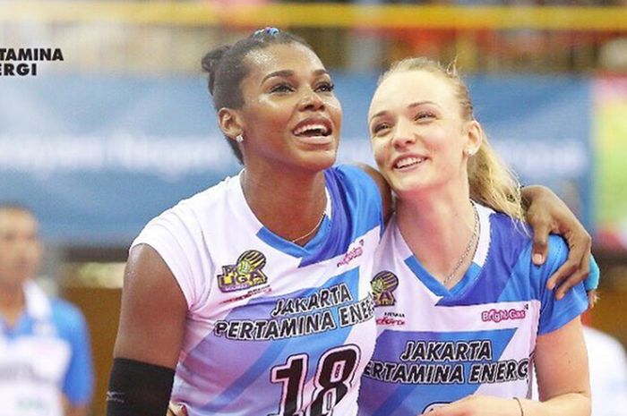 Ekspresi dua pemain impor tim putri Jakarta Pertamina Energi, Bethania de la Cruz (kiri) dan Anna Stepaniuk (kanan), saat tampil pada final four Proliga 2019 di Kediri.