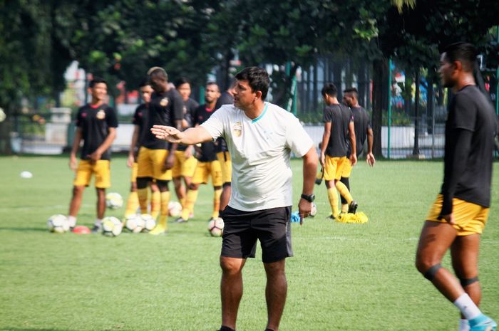 Pelatih Bhayangkara FC Alfredo Vera memimpin latihan timnya di Lapangan B, Kompleks Gelora Bung Karno, Selasa (12/2/2019).