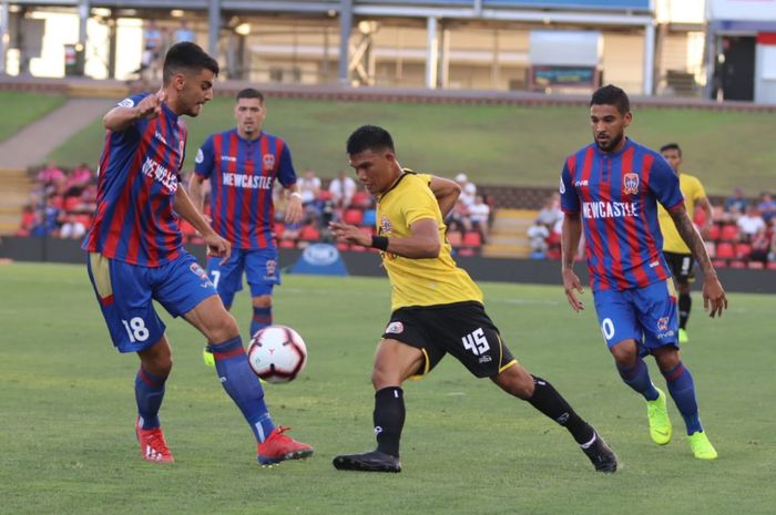 Pemain Persija Jakarta, Sandi Sute, berduel dengan pemain Newcastle Jets di laga kualifikasi Liga Champions Asia.