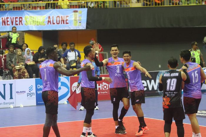 Tim bola voli putra Jakarta BNI 46 bereaksi setelah meraih kemenangan pada hari ketiga putaran pertama final four Proliga 2019 di GOR Joyoboyo, Kediri, Minggu (10/2/2019).