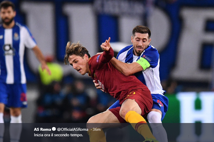 Bintang AS Roma, Nicolo Zaniolo, berduel dengan pemain FC Porto, Hector Herrera.