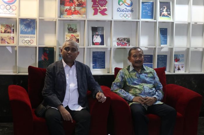 Ketua Komite Ad Hoc, Ahmad Riyad, bersama dengan Penasihat Komite Ad Hoc, Badrodin Haiti, saat memberikan keterangan kepada awak media di Kantor PSSI, Sudirman, Jakarta Pusat, Rabu (13/2/2019)