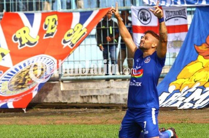 Striker Arema FC, Robert Lima Gladiator merayakan gol yang dicetak ke gawang Persita Tangerang dalam leg pertama babak 32 besar Piala Indonesia 2019 di Stadion Kanjuruhan Kepanjen, Kabupaten Malang, Sabtu (26/1/2019). 