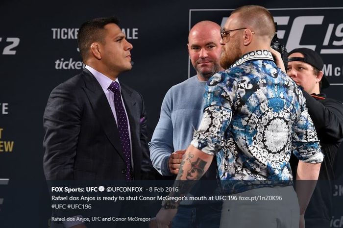 Rafael Dos Anjos dan Conor McGregor saat menjalani sesi konferensi pers jelang laga UFC 196, tahun 2016 lalu.