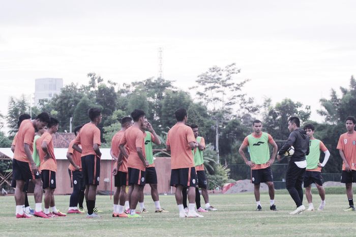 Pelatih PSS Sleman, Seto Nurdiantoro, sedang memberikan pengarahan kepada para pemain saat sesi latihan.