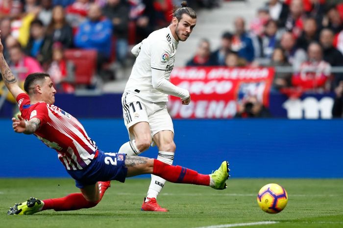 Winger Real Madrid, Gareth Bale, diadang pemain Atletico Madrid, Jose Gimenez, dalam laga pekan ke-23 Liga Spanyol di Stadion Wanda Metropolitano, 9 Februari 2019.